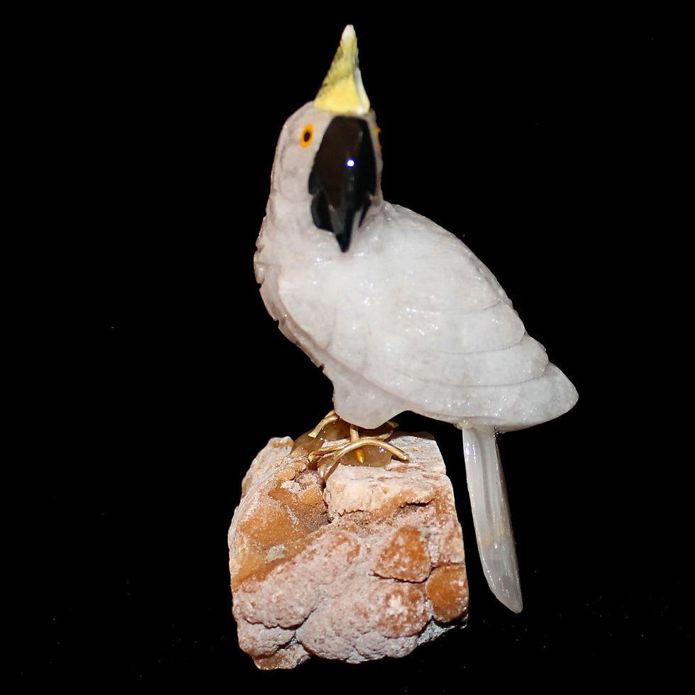 Weißer handgefertigter Kakadu aus Achat mit gelbem Schopf auf beigem Sockel