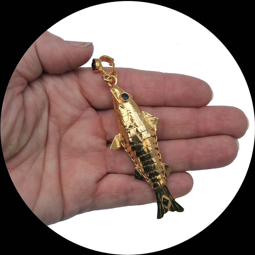 Miniature : Grand pendentif mobile en forme de poisson avec rubis et saphir en argent plaqué or