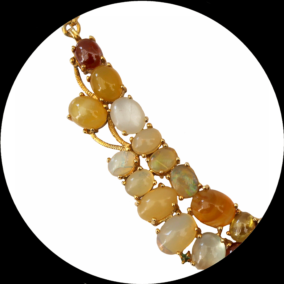 Miniature : Collier en argent doré avec plusieurs pierres, telles que l'opale, l'hessonite et la tsavorite