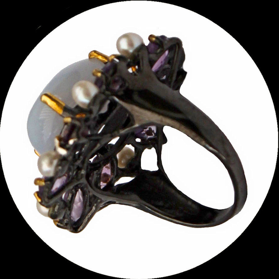 Miniatura: Anello cocktail in argento annerito con calcedonio, ametista e perla, taglia 52