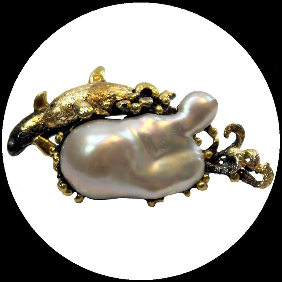 Broche avec une grosse perle baroque, Poissons, un saphir et une tourmaline en argent 925