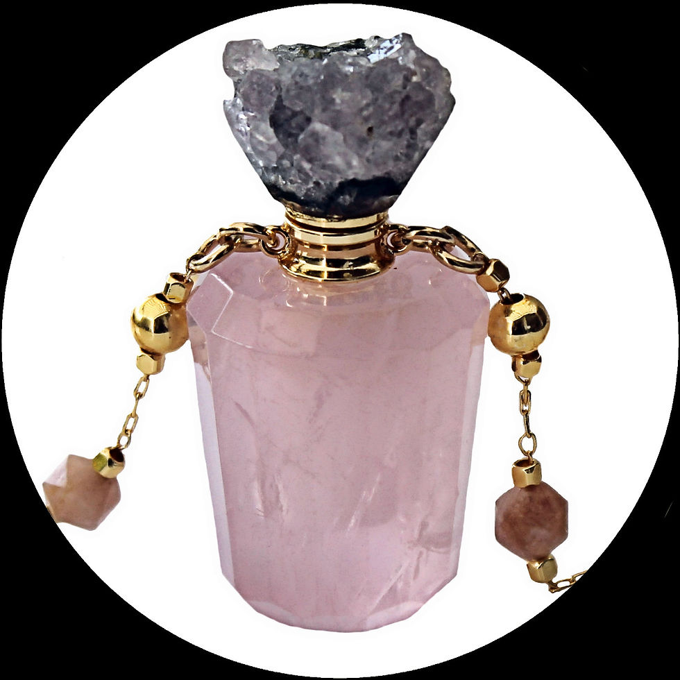 Parfumflakon aus Rosenquarz mit langer Kette aus vergoldetem Kupfer und Rhodonit