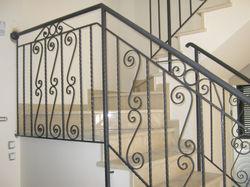 מעקות למדרגות