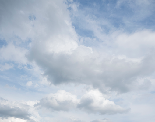 alter Sessel vor einer Klinkerwand