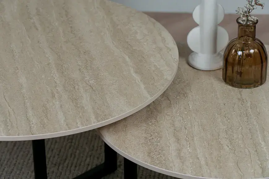 Earth Travertino Ivory porselen zigon sehpa detay görünümü - Altın metal ayak tasarımının zarif detayları.