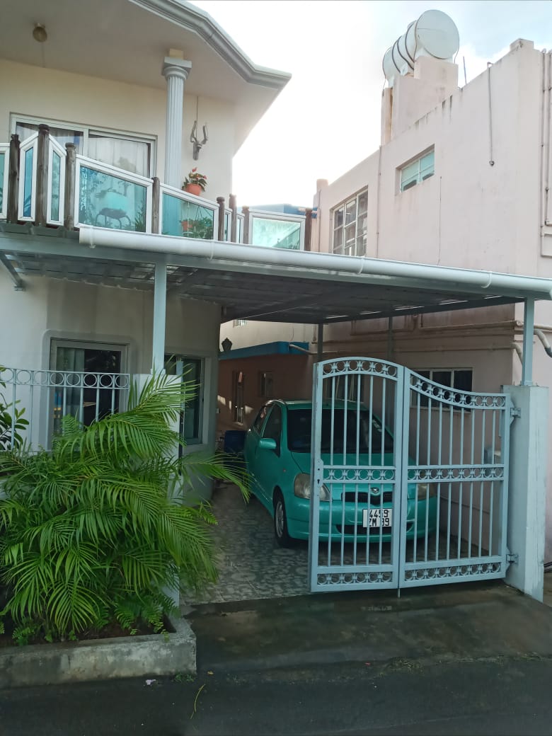 Completed Metal Tube Support with Profile Sheet Cover Carport