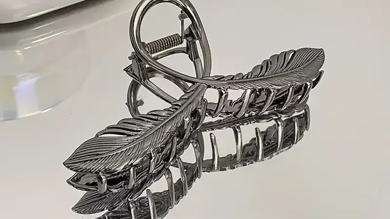 Gun black shark claw leaf clip