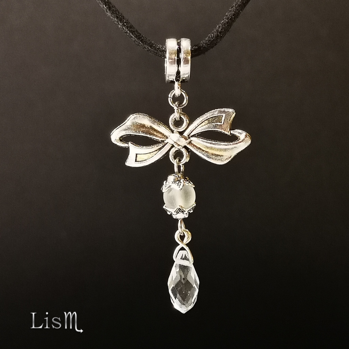 Silver ribbon pendant