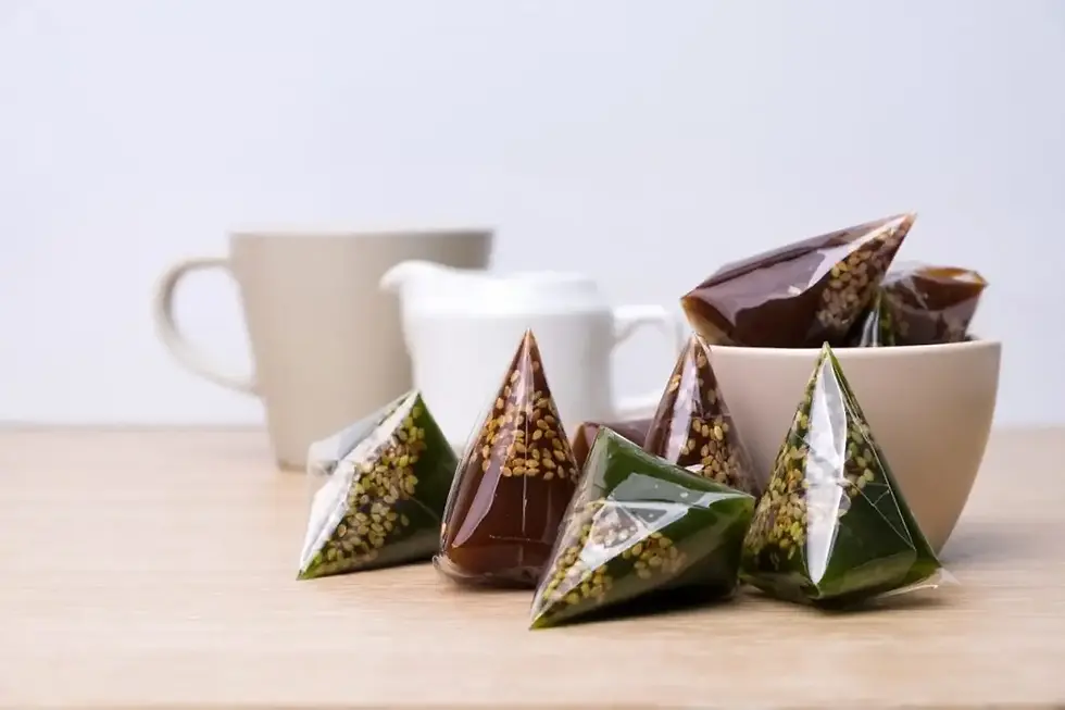 Thailand menjadi slah satu destinasi wisata yang memiliki beragam kuliner. Salah satu kuliner khas Thailand yang terkenal adalah Kalamae. Kalamae adalah makanan ringan manis dengan tekstur lengket. Makanan ini cocok dengan lidah orang Indonesia karena mirip dengan dodol yang biasa kamu temukan di Garut, Jawa Barat.