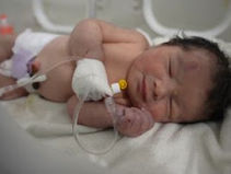 இடிந்து விழுந்த கட்டிடத்திலிருந்து பிறந்த குழந்தை காப்பாற்றப்பட்டது