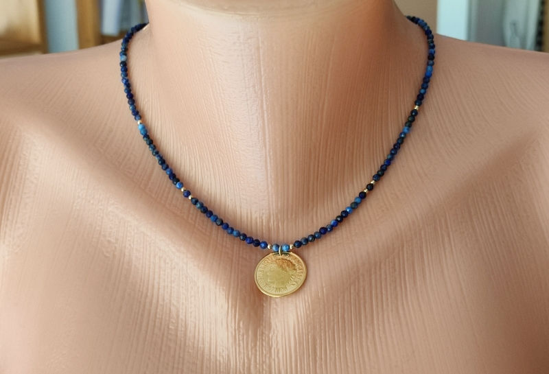 Miniaturbild: Handgefertigte Lapislazuli Halskette, Edelsteinkette blau gold Münze, Heilstein, Geschenk für Frau, Freundin, Tochter