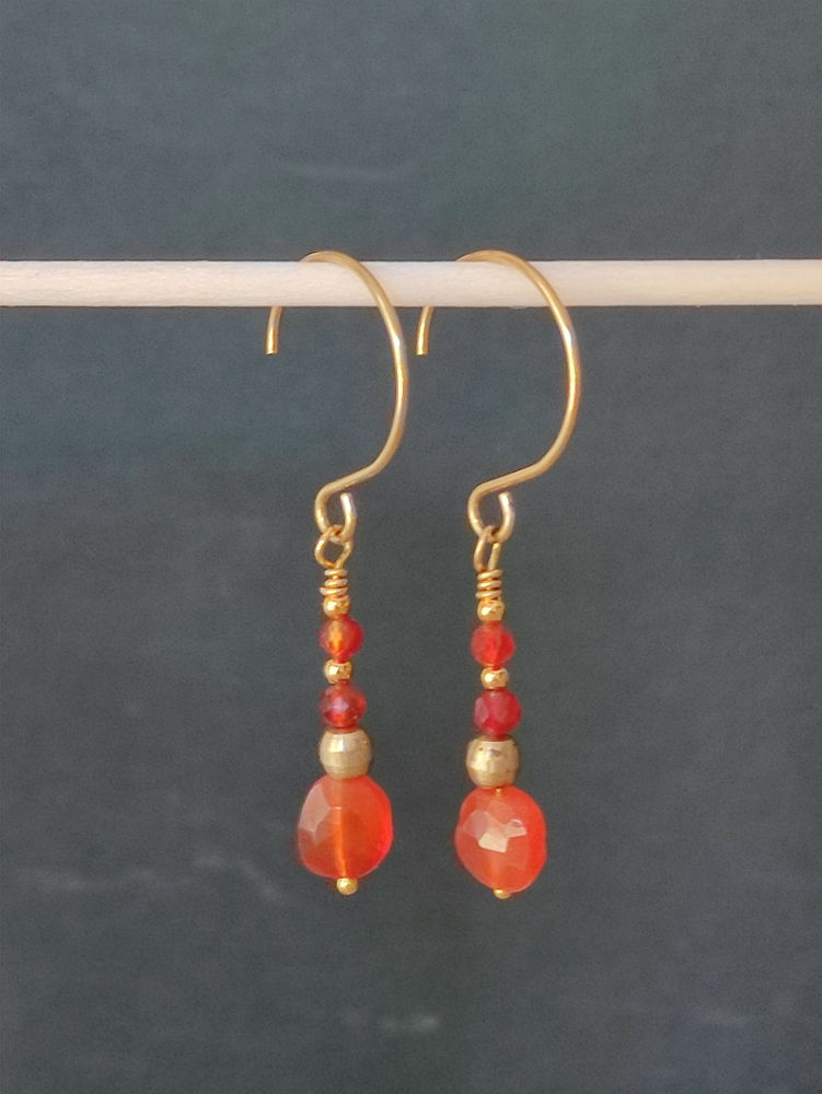 Handgefertigte lange Karneol Ohrringe Edelstein Ohrhänger rotorange gold Heilstein Energieschmuck Geschenk Frau
