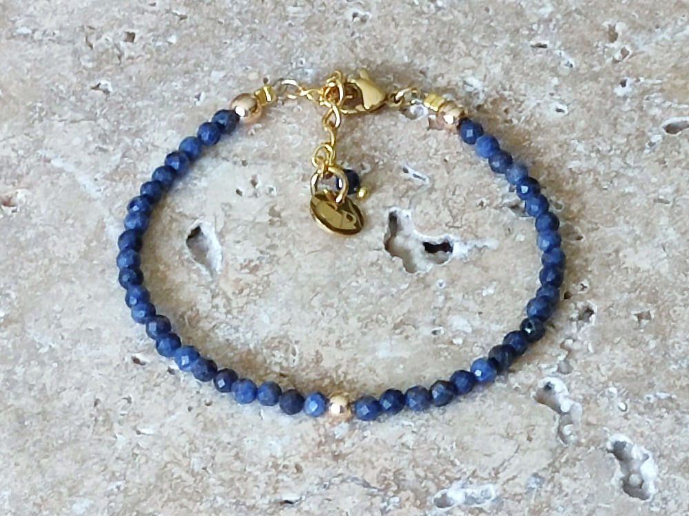 Handgefertigtes Saphir Armband Edelsteinarmband blau gold, Edelsteinarmkette Heilstein Energieschmuck
