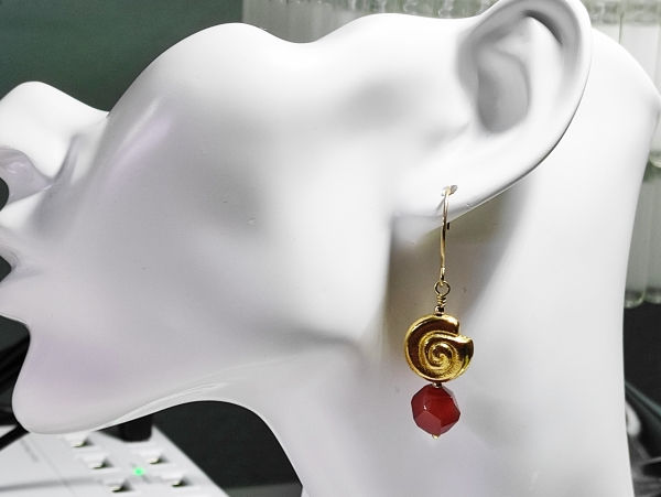 Miniaturbild: Lange Jaspis Kugel Edelstein Ohrringe in rot und gold