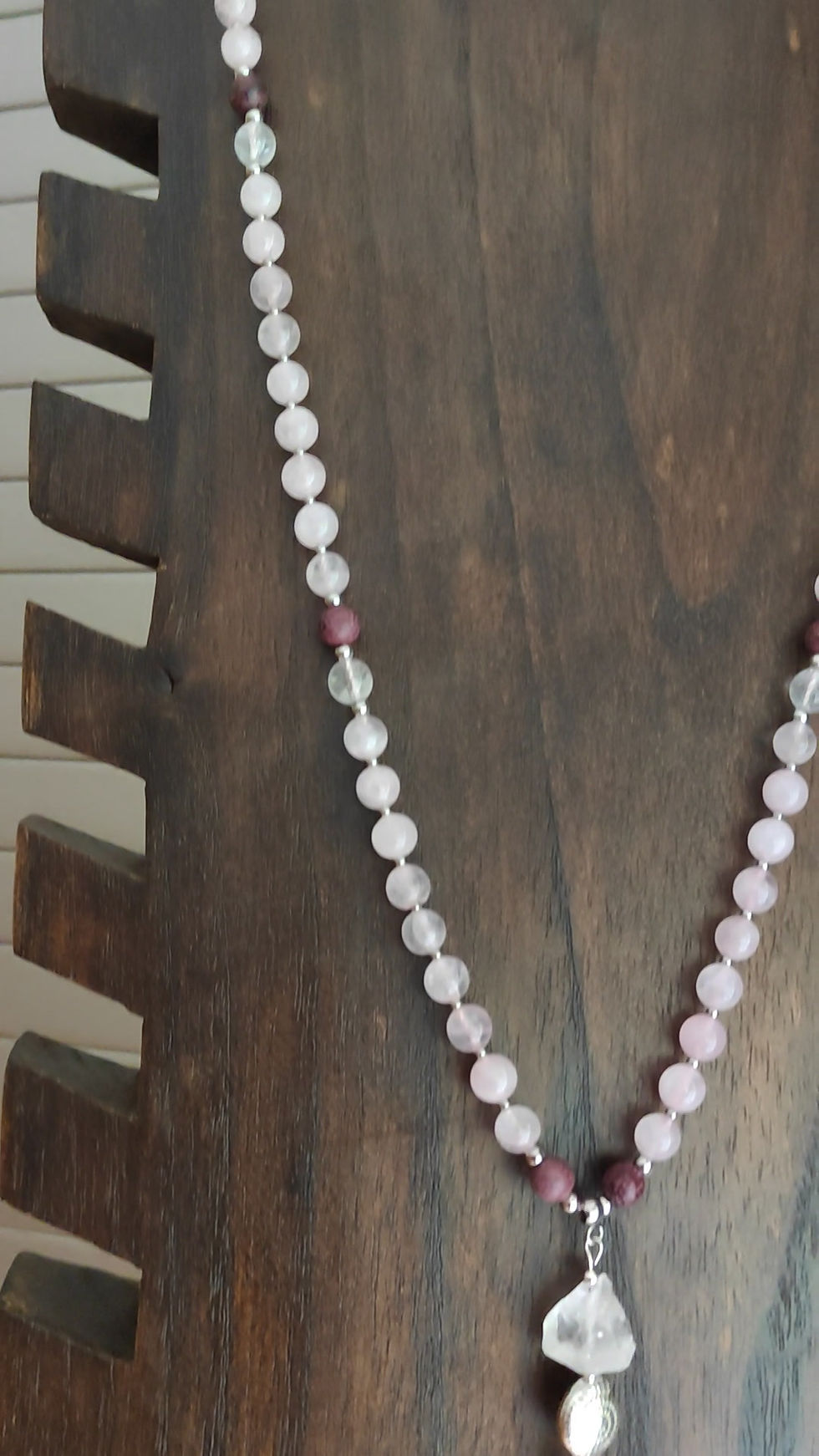 Miniaturbild: Handgefertigte lange Mala Halskette Rosenquarz Edelsteinkette rosa silber, Geschenk Frau Freundin Heilstein Energie Schmuck