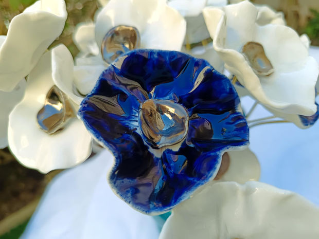 Bouquet de fleurs céramique, couleurs vives, détails dorés, design original, fait main, Lansargues.