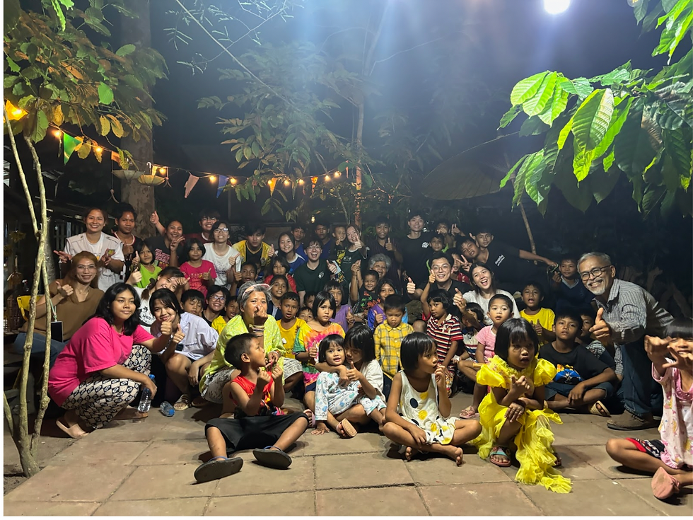 The team with the director Ajarn Nong, wife Nui and the children from Baan Eurphon Orphanage.