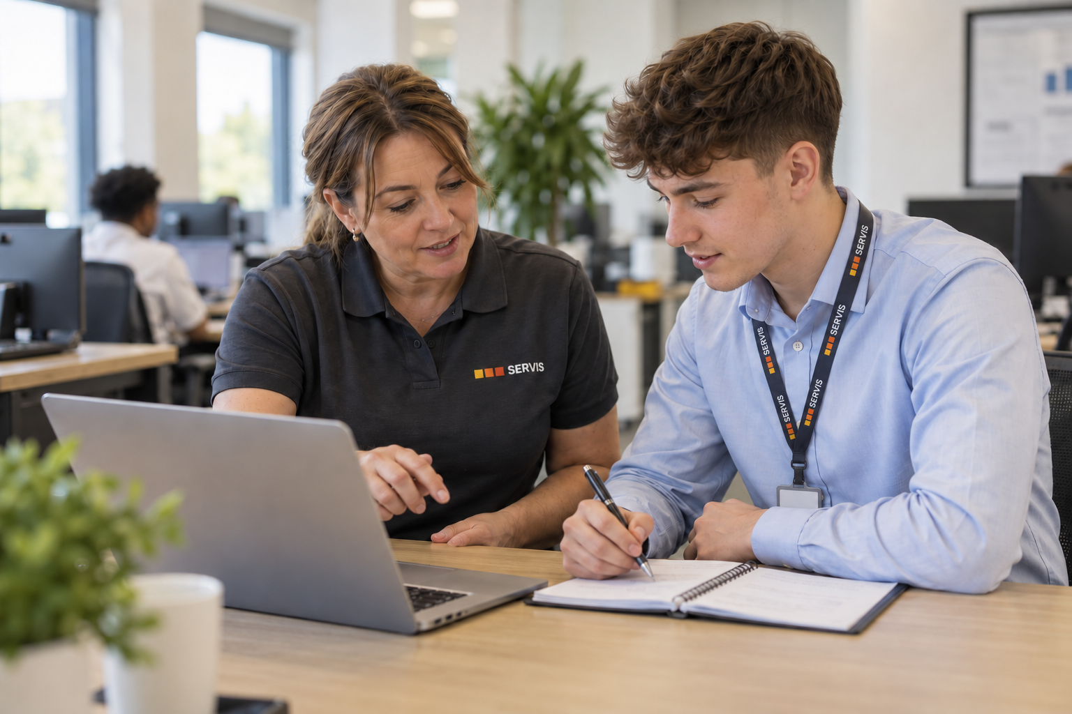 Illustrative mentoring session with a Servis supervisor and an adult apprentice wearing a Servis lanyard
