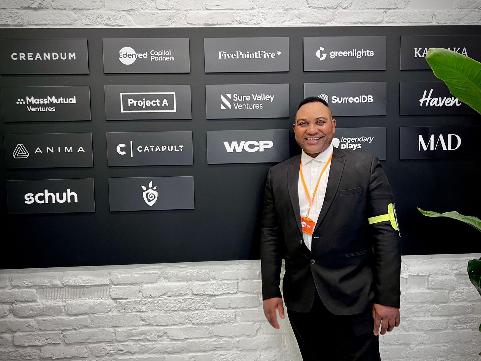 Servis front-of-house colleague welcoming visitors at a reception desk