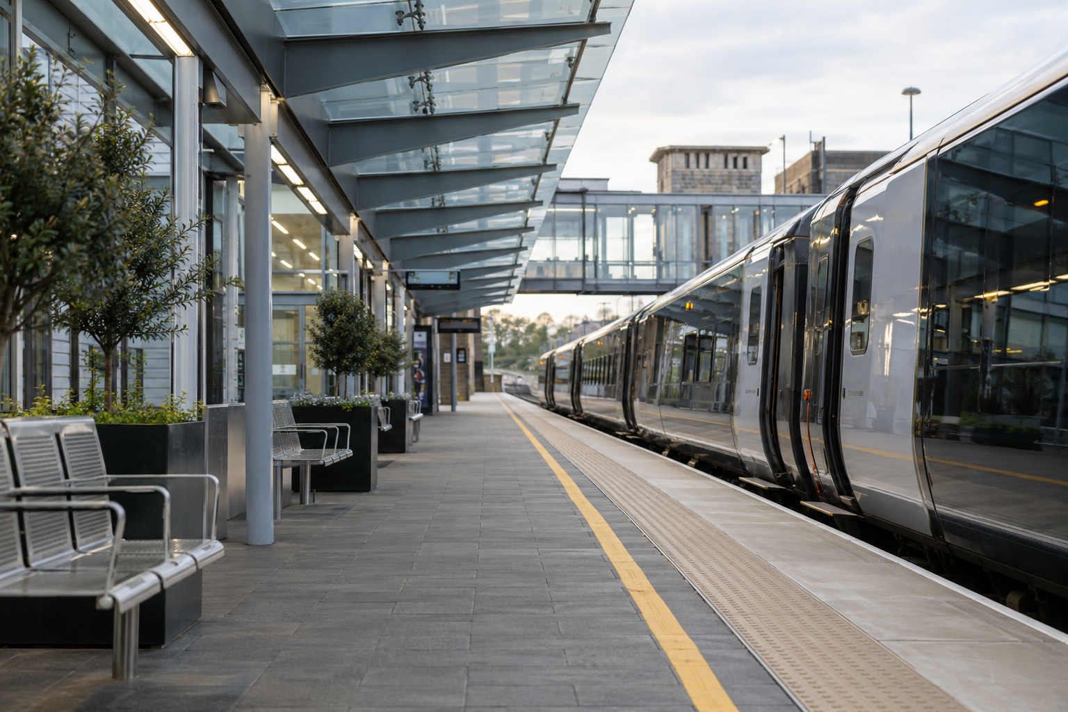 Rail station platform and passenger train