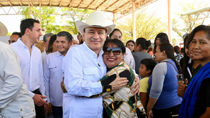 Gobernador Durazo cumple a más de 2 mil 600 familias del sur con entrega de tarjetas para fortalecer su economía