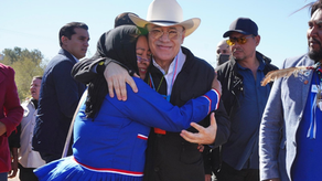 Cumple Gobernador Durazo a estudiantes Seris con entrega 698 de libros en Desemboque