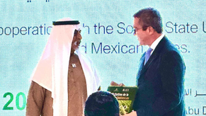 Reconocen en Emiratos Árabes Unidos a Gobierno de Sonora y a la UES con libro sobre palma datilera