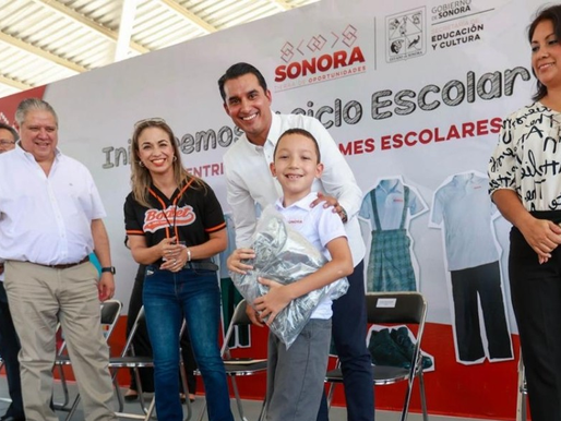 Entrega SEC Sonora los primeros paquetes de uniformes escolares gratuitos en Hermosillo
