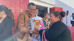 Entrega alcalde Luis Fuentes despensas a jubilados y pensionados