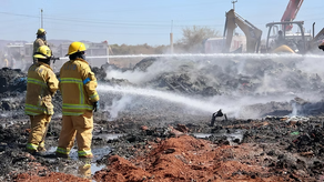 Controlan cuerpos de emergencia el incendio en recicladora