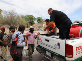 Gobierno de Sonora refuerza acciones preventivas con entrega de agua y suero