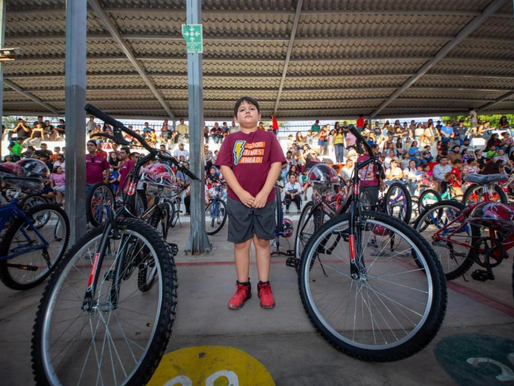 Cumple Gobernador Alfonso Durazo compromiso con la niñez sonorense al entregar bicicletas y kits de seguridad