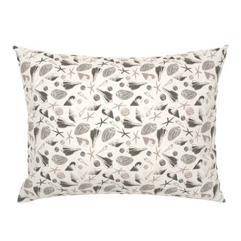 Dessus d'oreiller avec motif de coquillages en brun et beige.