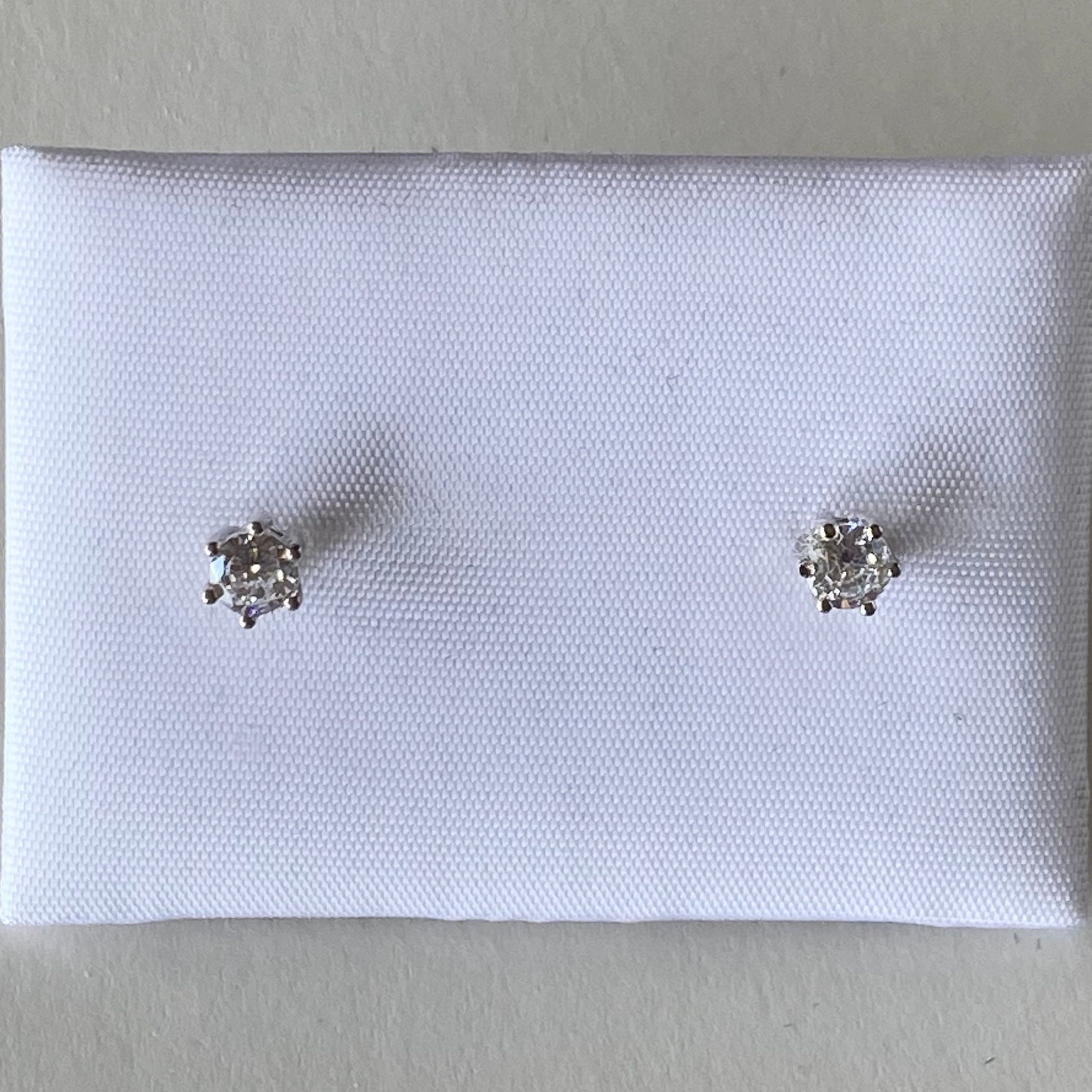 Pendientes de seis garras con circonita de plata de 1ª ley con baño de