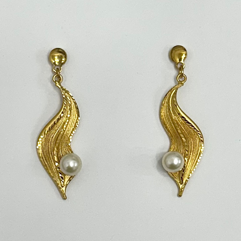 Pendientes mate lapidados con perla de plata de 1ª ley chapada en oro.