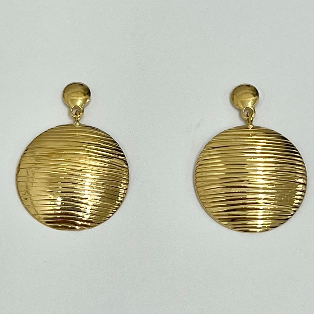 Pendientes de fantasía de plata chapada en oro.