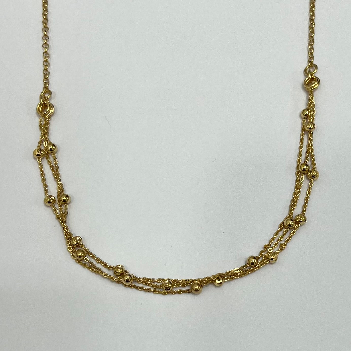 Gargantilla con bolitas lapidadas de plata de primera ley chapada en oro.