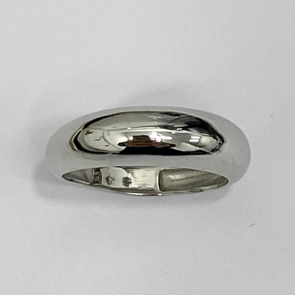 Sortija lisa de plata de primera ley con baño de rodio
