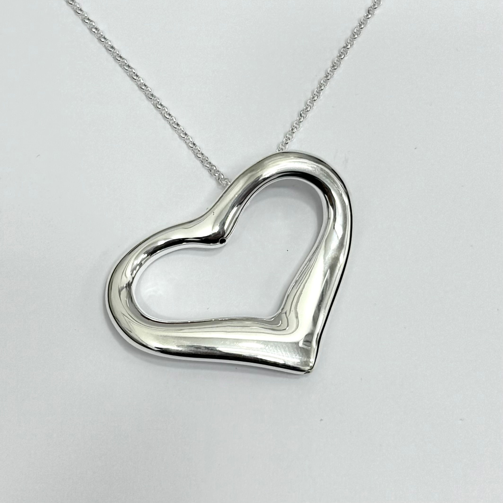Gargantilla corazón, de plata de 1ª ley.
