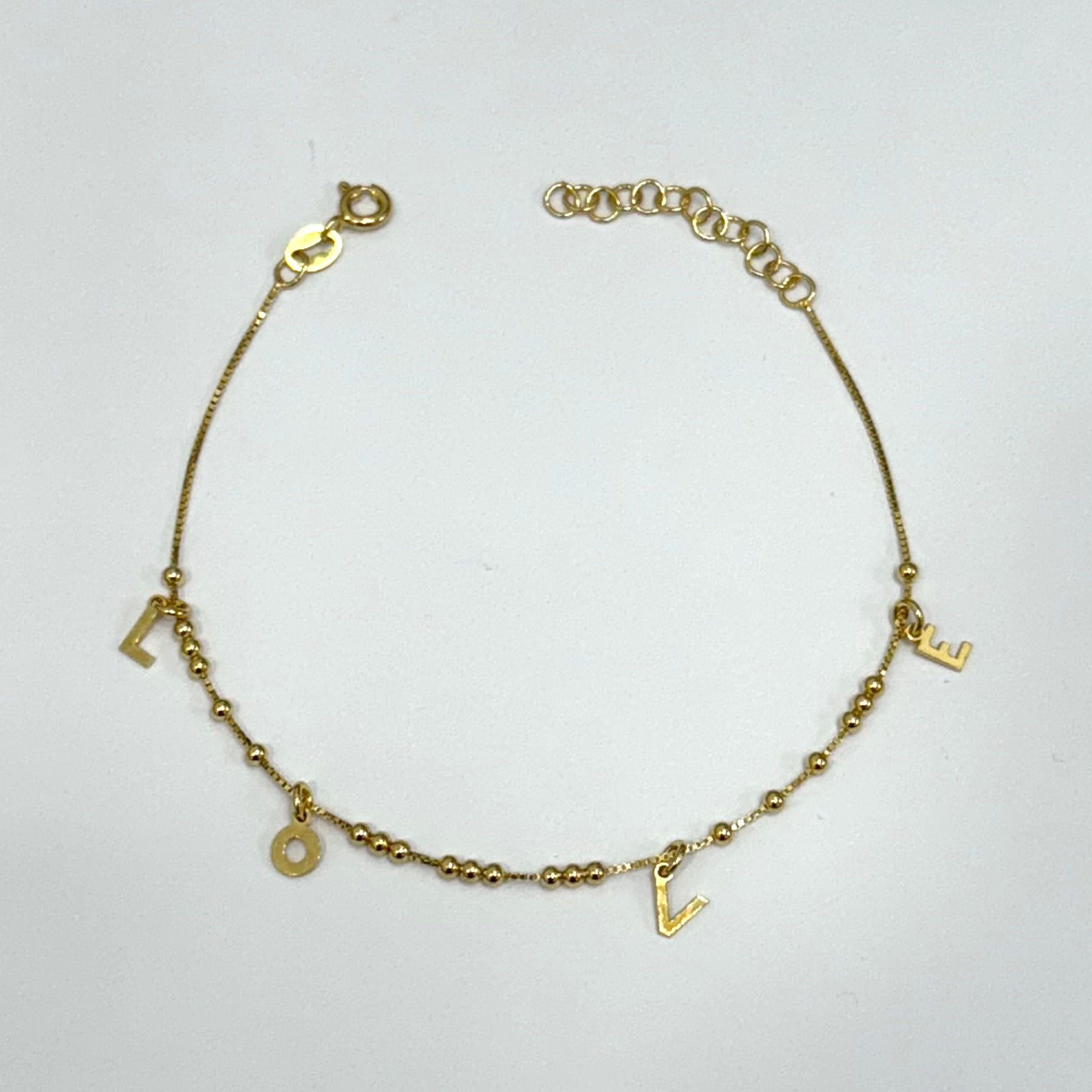 Pulsera con charm love de plata de 1ª ley chapada en oro.
