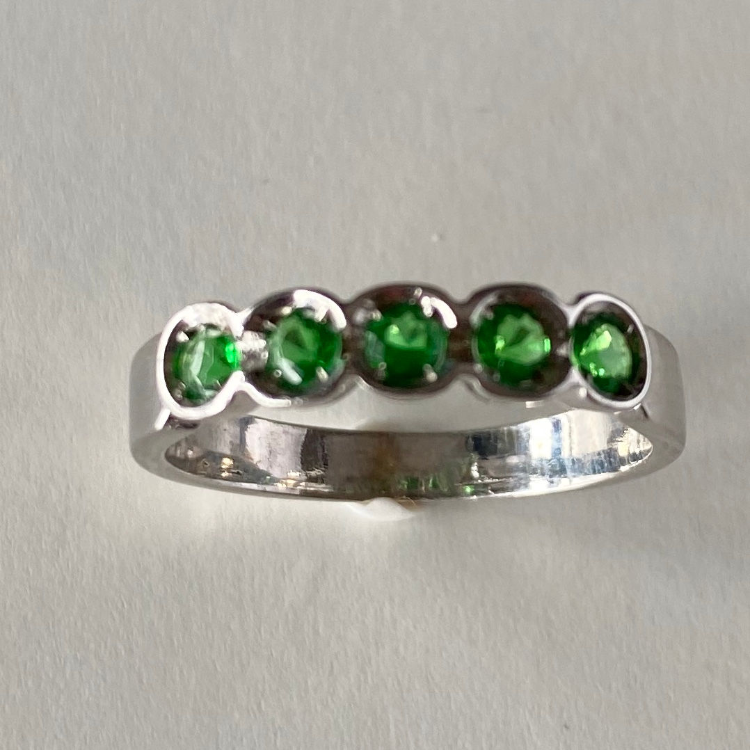 Media alianza  con circonitas verdes, de plata de 1ª ley rodiada.