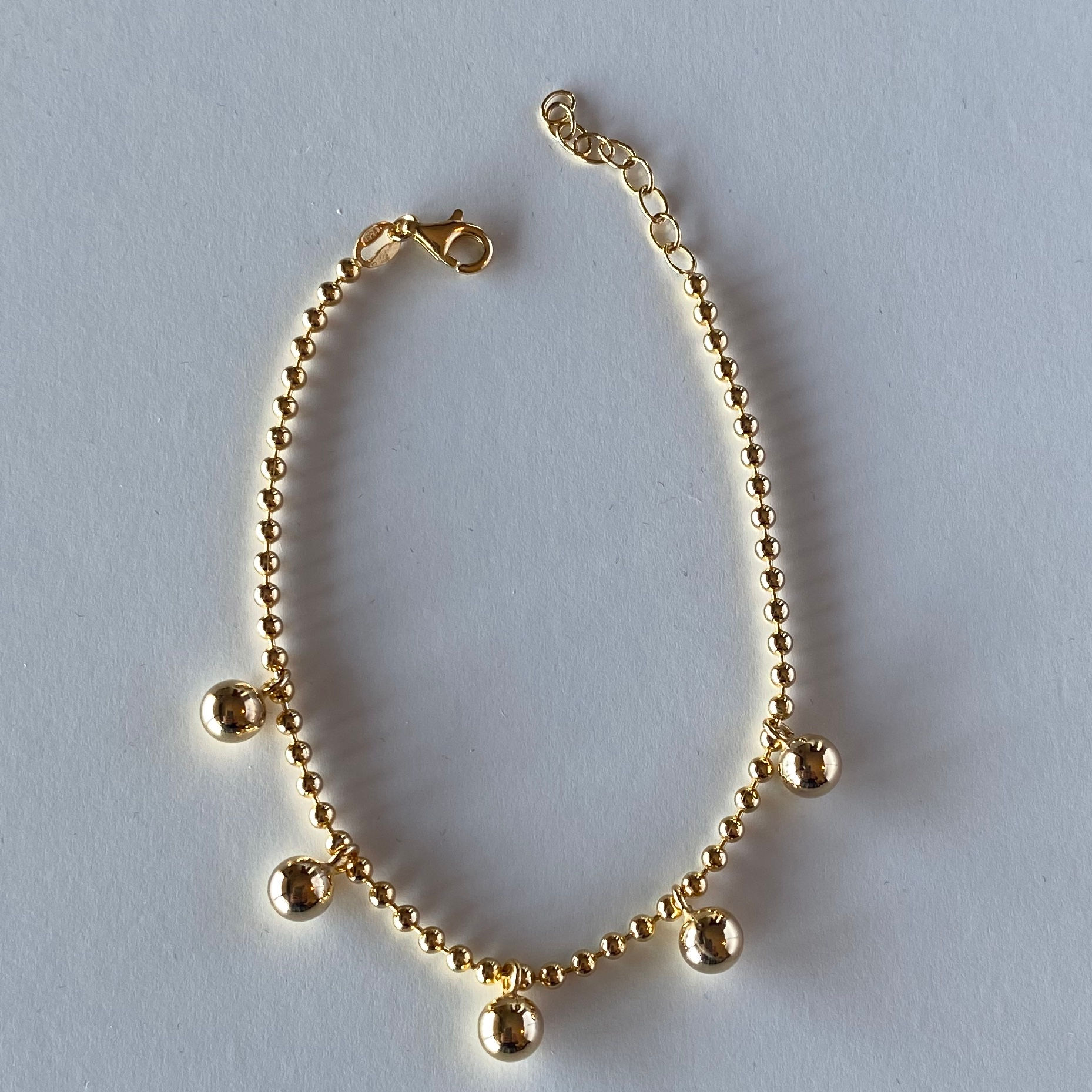 Pulsera "Bolitas" de plata de primera ley chapada en oro.