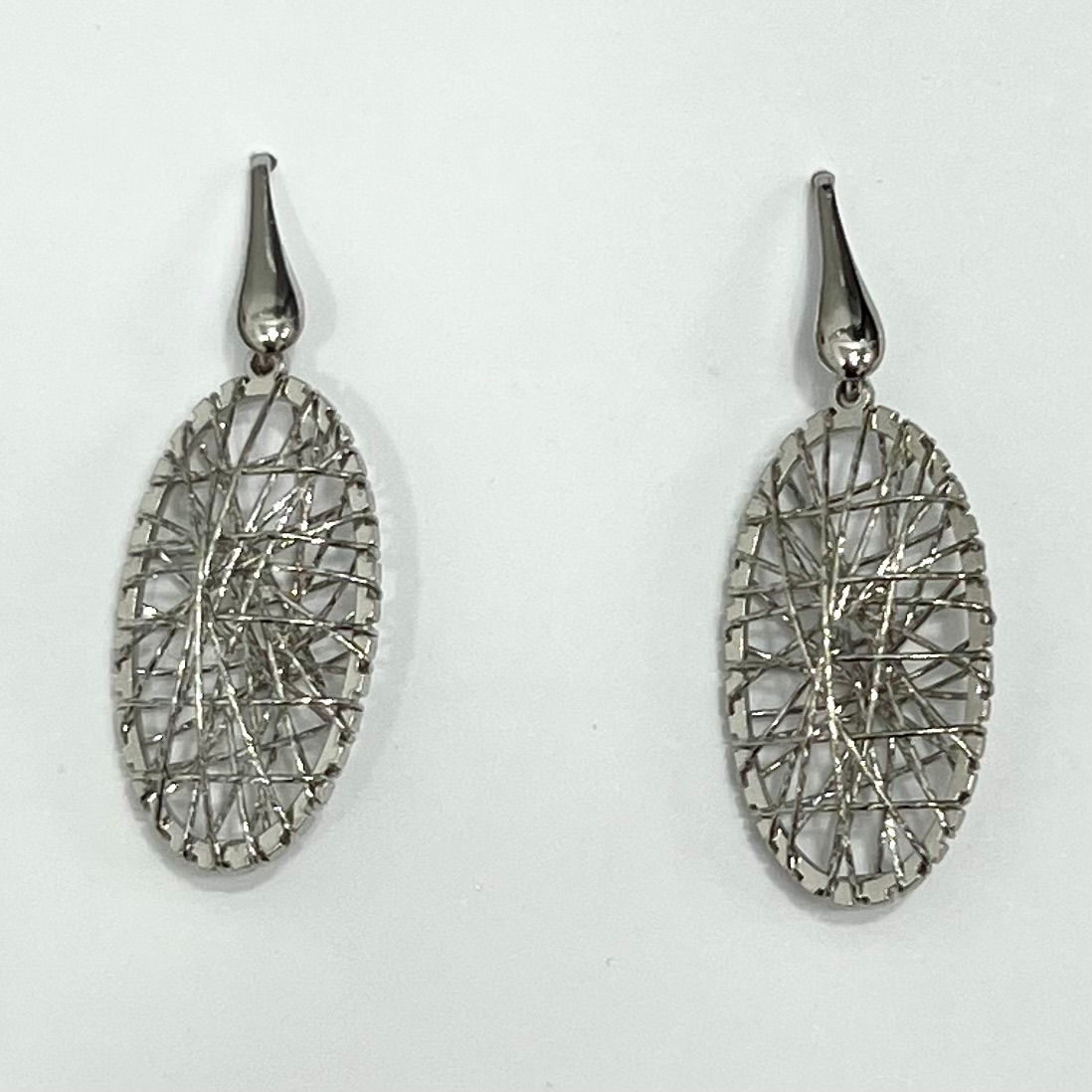 Pendientes de fantasía de plata rodiada.