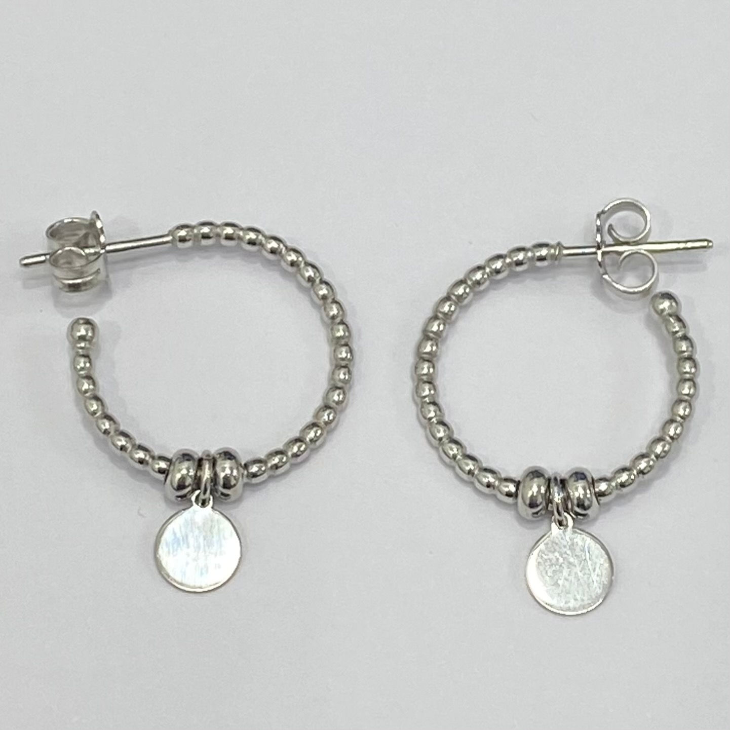 Aros con colgantito círculo de plata de primera ley con baño de rodio