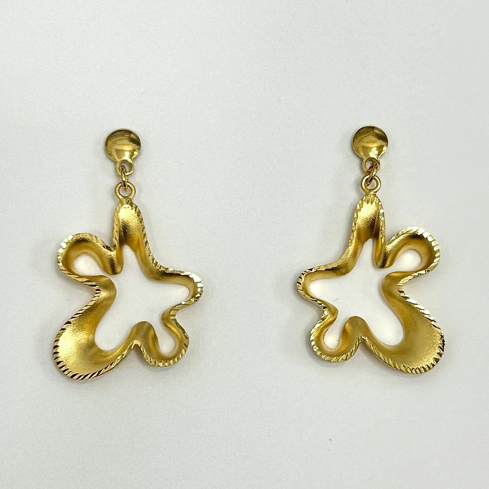 Pendientes estrella mate lapidados de plata de 1ª ley chapada en oro.