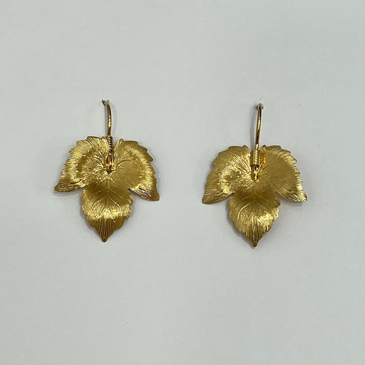 Pendientes lisos fantasía de plata de 1ª ley, chapados en oro.