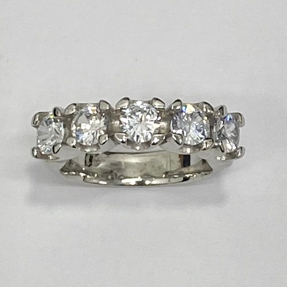 Media alianza de plata de primera ley con circonitas.