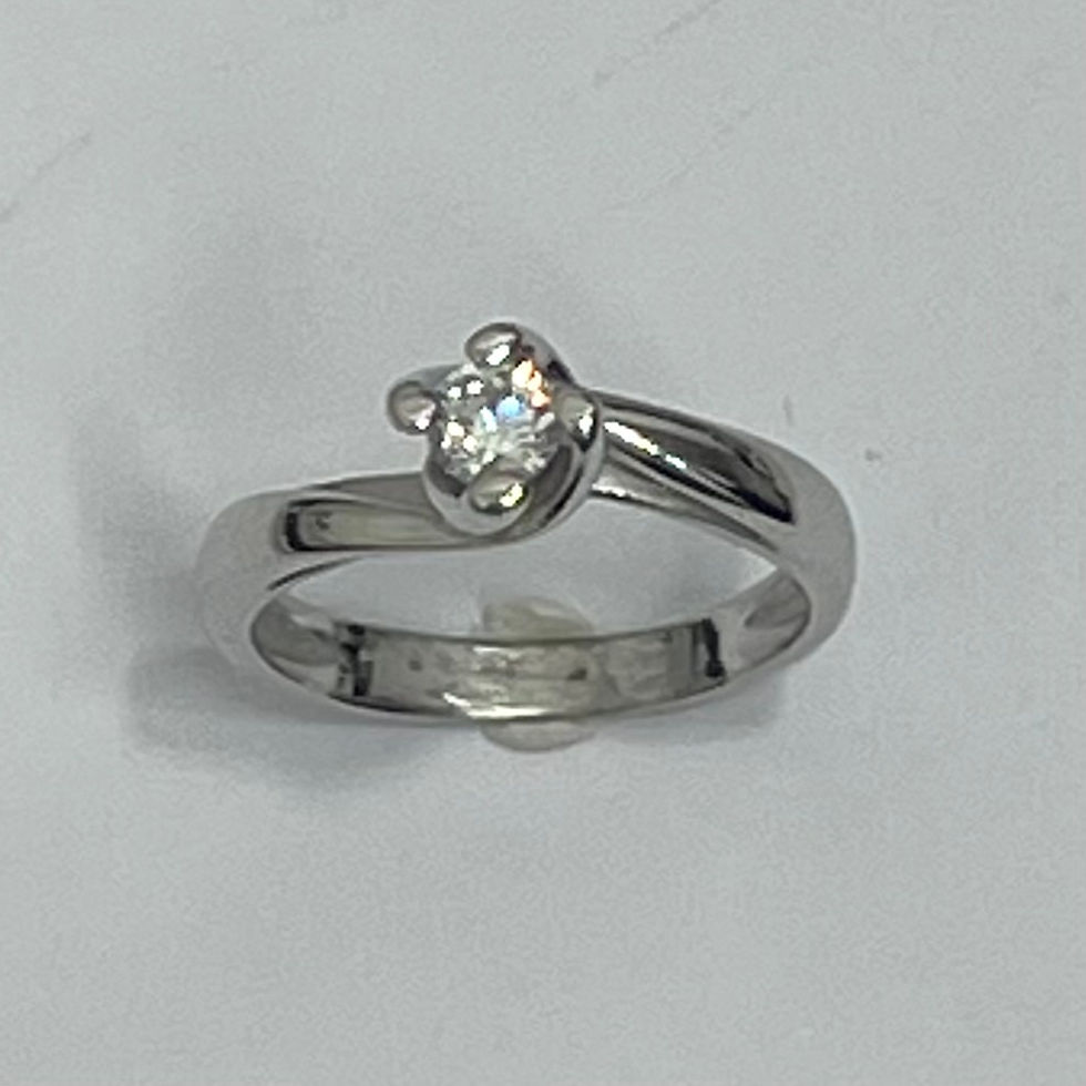 Solitario con circonita de plata de primera ley con baño de rodio.