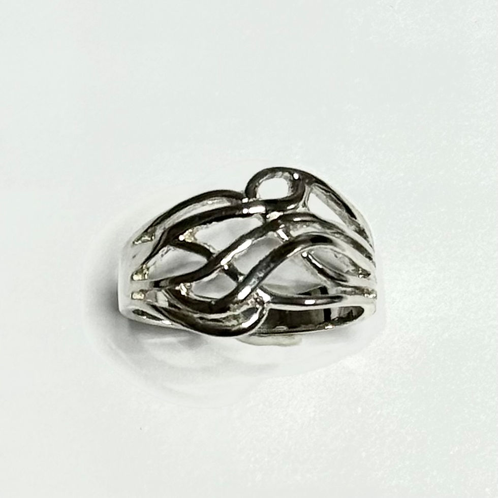 Sortija lisa de plata de primera ley con baño de rodio.