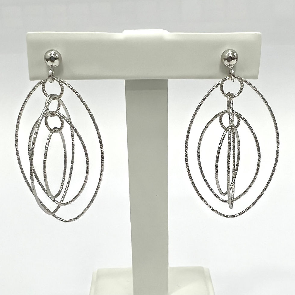 Pendientes de plata rodiada.